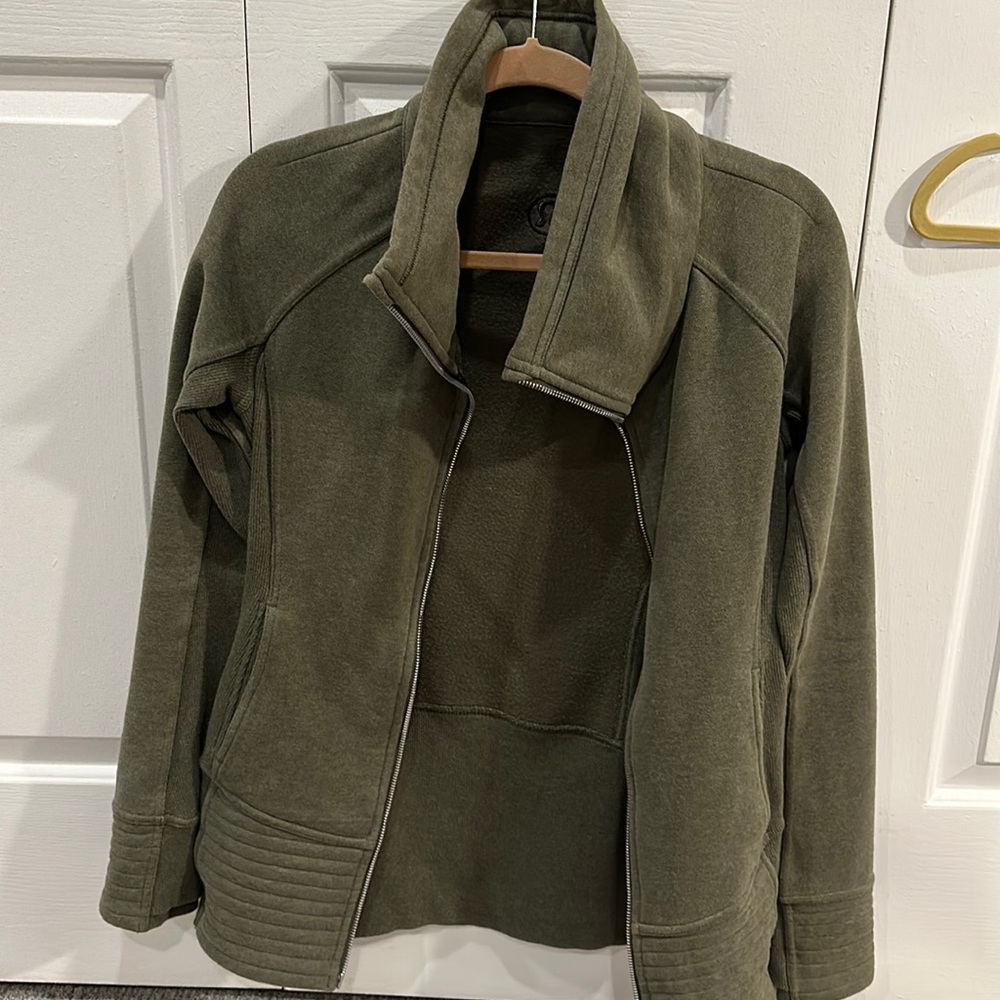 Comfy and stylish Lululemon jacket with thumb holes